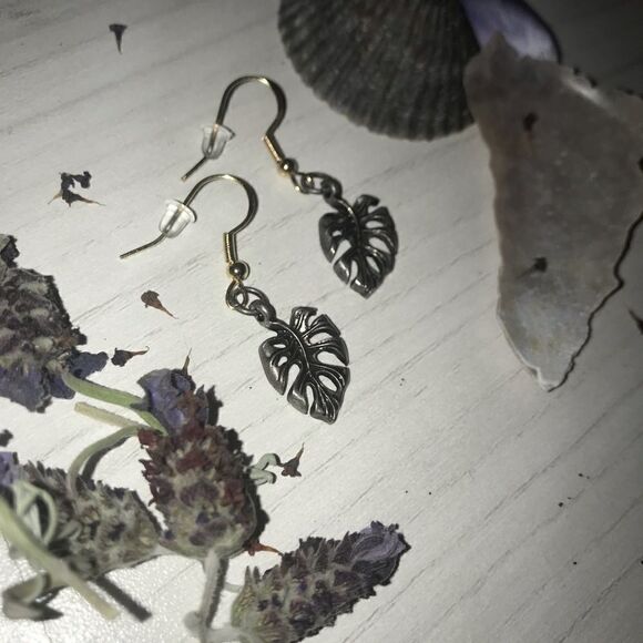 🪴 BRASS MONSTERA LEAF EARRINGS 🌱🍃 - Picture 6 of 11